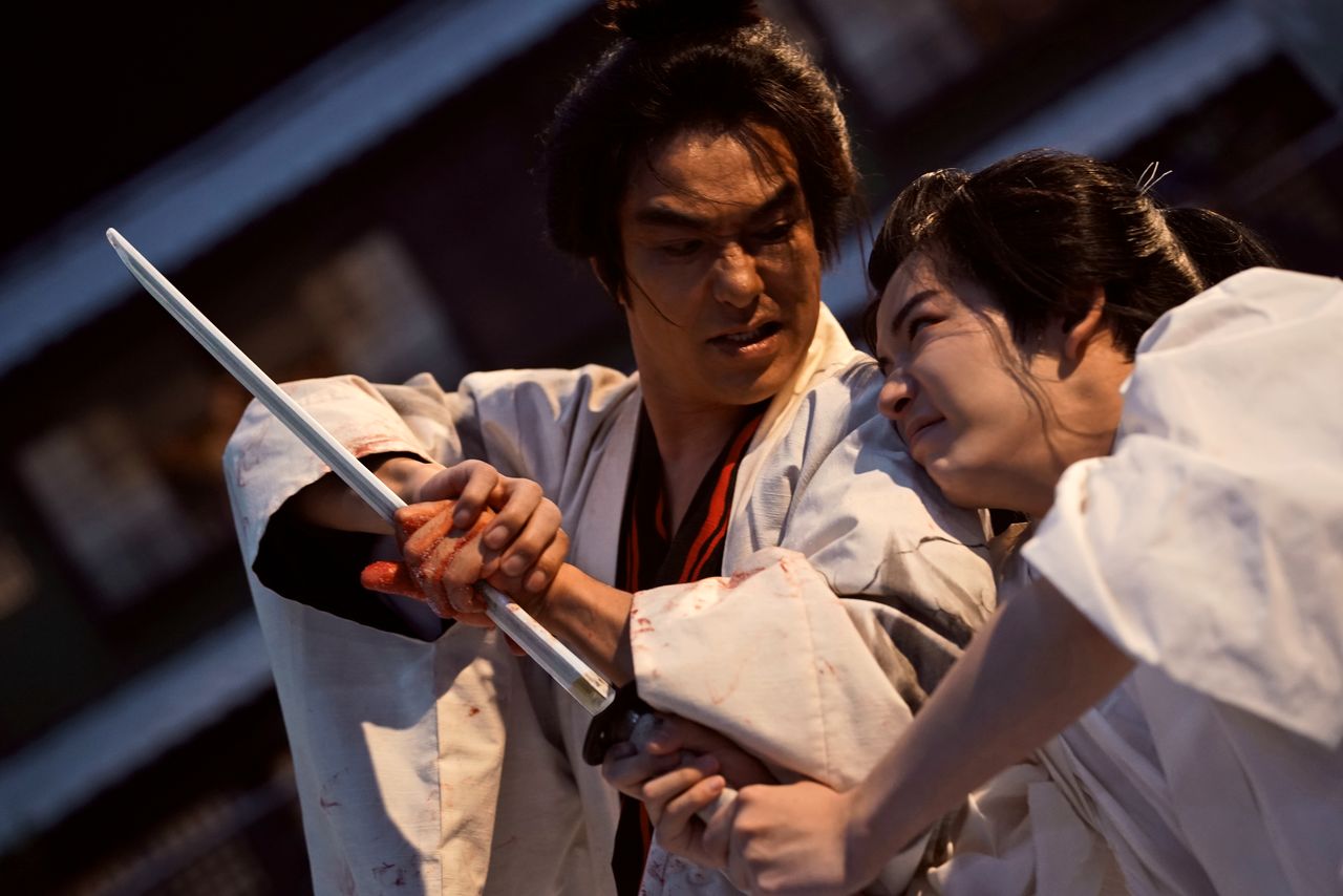 伊納菊之助(長尾謙杜、右)は父を殺して逃げた作兵衛(北村一輝)と木挽町で死闘を繰り広げた ©2026「木挽町のあだ討ち」製作委員会 ©2023 永井紗耶子/新潮社