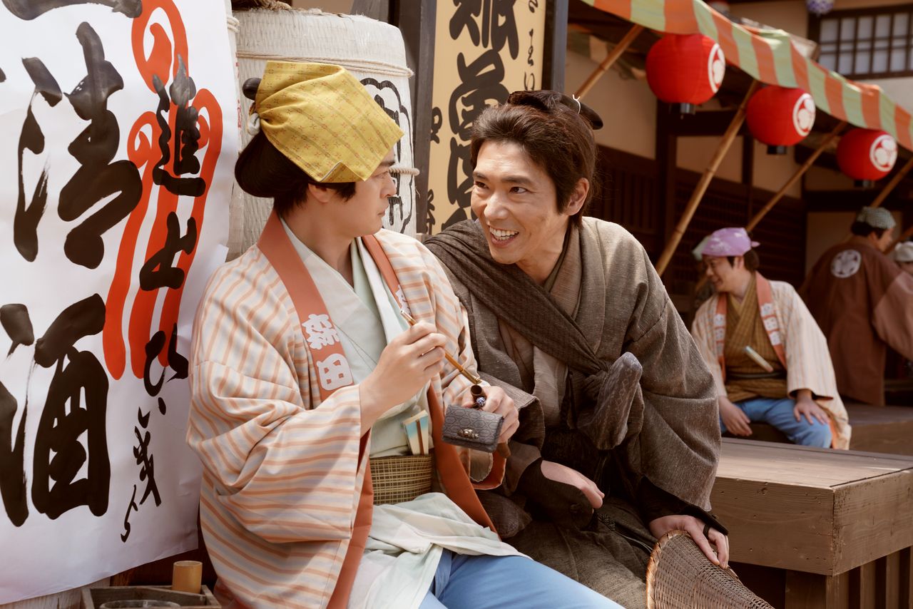 森田座の木戸芸者・一八(瀬戸康史、左)に近づく総一郎 ©2026「木挽町のあだ討ち」製作委員会 ©2023 永井紗耶子/新潮社