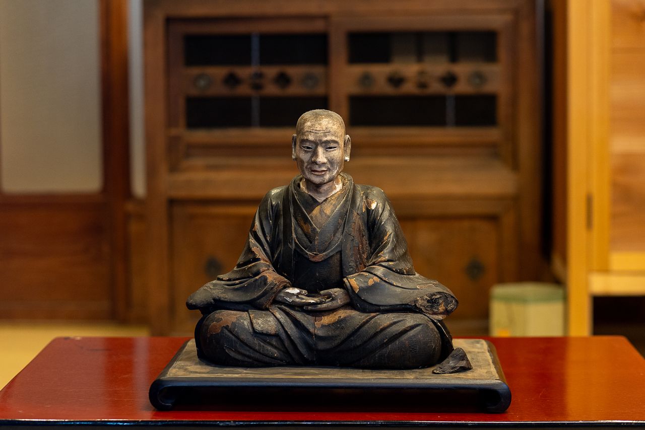 修復中の「打它公軌像」(妙光寺蔵)
