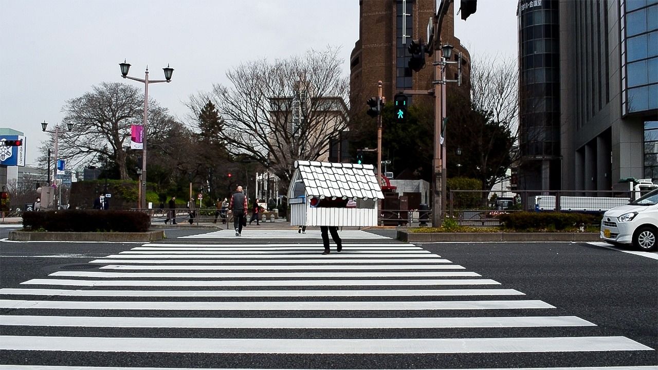 家を背負って全国放浪 アーティストが問いかける現代社会の矛盾 Nippon Com