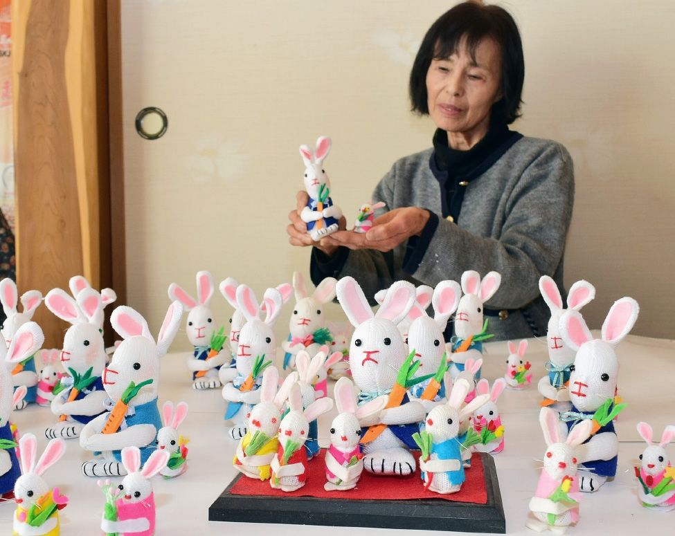 跳ねて元気で明るい年に 軍手でウサギ人形 | nippon.com