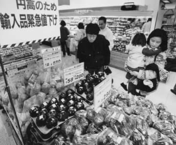 あのころ＞円高で緊急値下げセール 差益を消費者に還元 | nippon.com