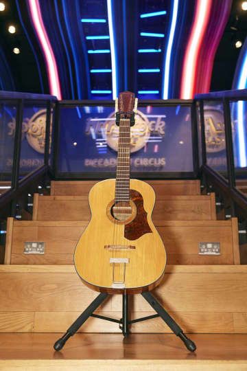 レノンのギター4.5億円 ビートルズ関連最高落札額 | nippon.com