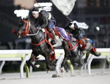 大井競馬場で相馬野馬追 騎馬武者、勇壮に疾走