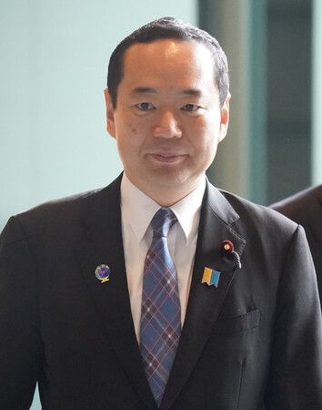 首相官邸に入る藤井比早之総務相=23日、東京・永田町