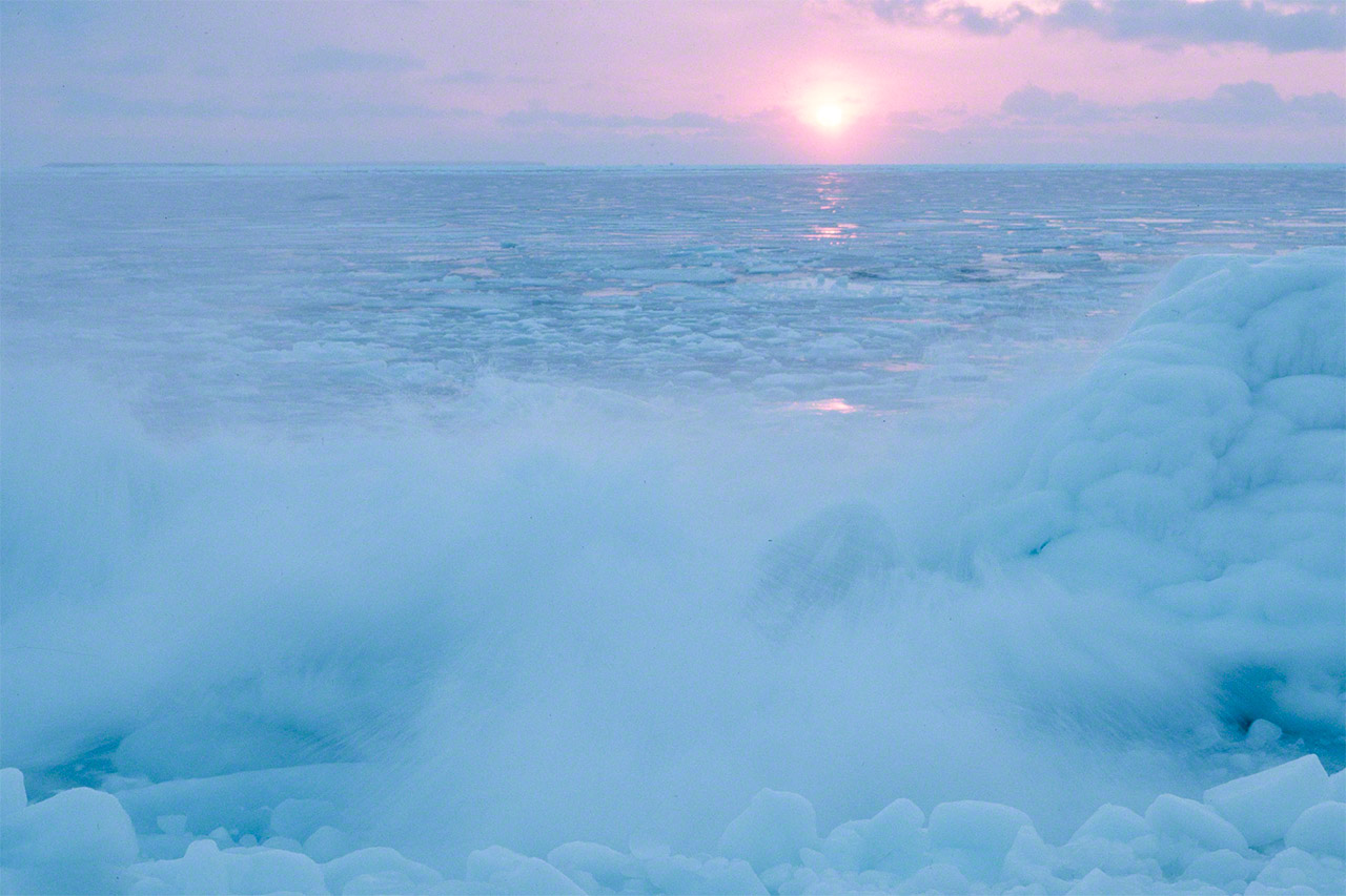 Восход солнца над дрейфующим льдом, обогнувшим полуостров Нэмуро и направляющимся на юг, в сторону Тихого океана (© Мидзукоси Такэси)