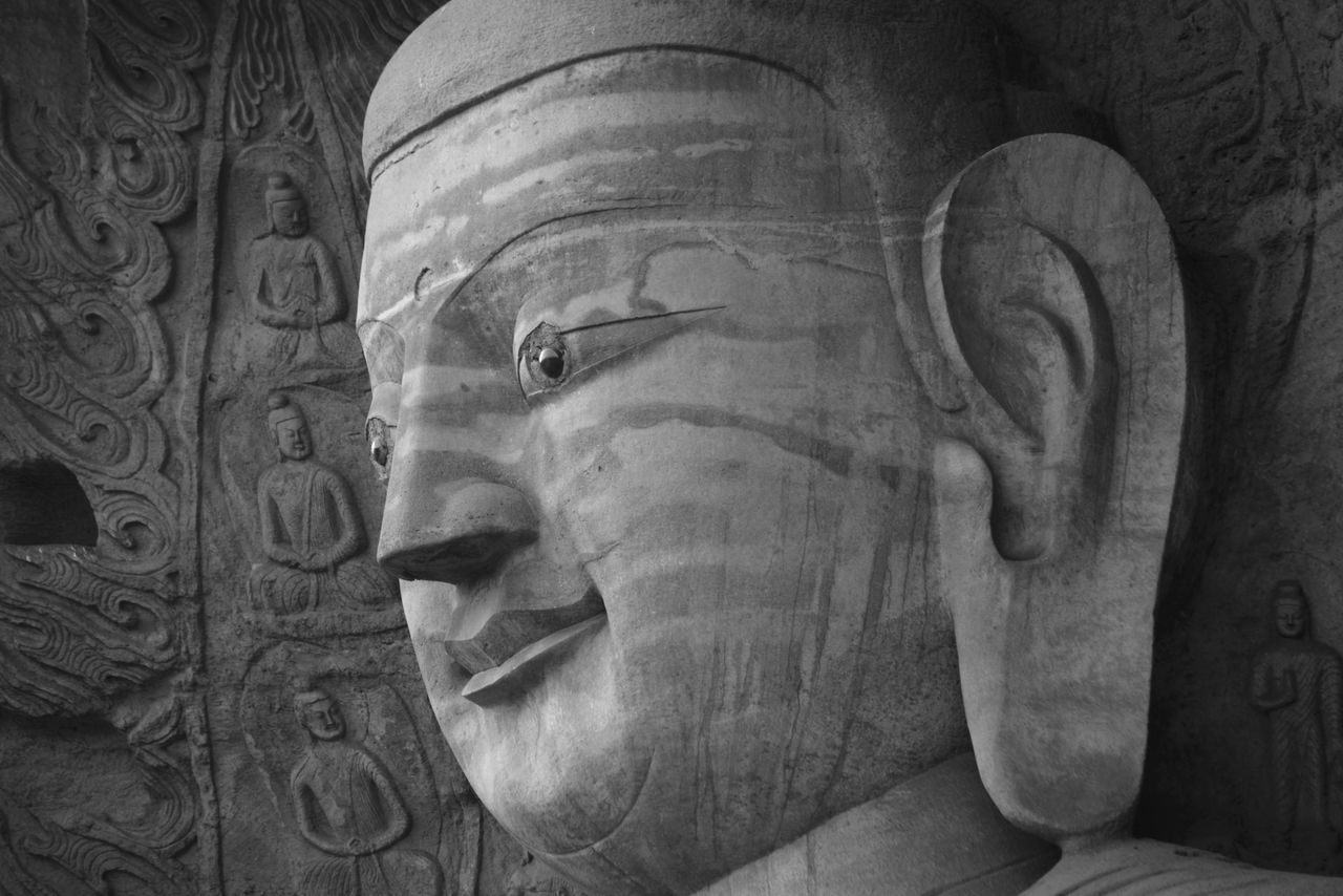 Из сборника фотографий «Буддийская Вселенная гротов Юньган», на которой запечатлены все гроты Юньган; одно из трёх знаменитых мест с подобными гротами в Китае