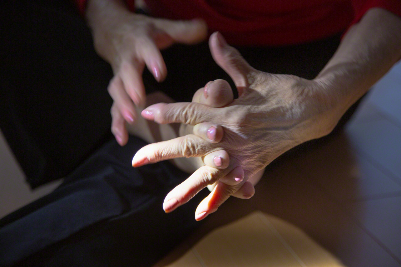 «Рукопожатие» между левой рукой и правой ногой. Главное - убедиться, что пальцы рук крепко обхватывают пальцы ног у основания (© Ониси Наруаки)