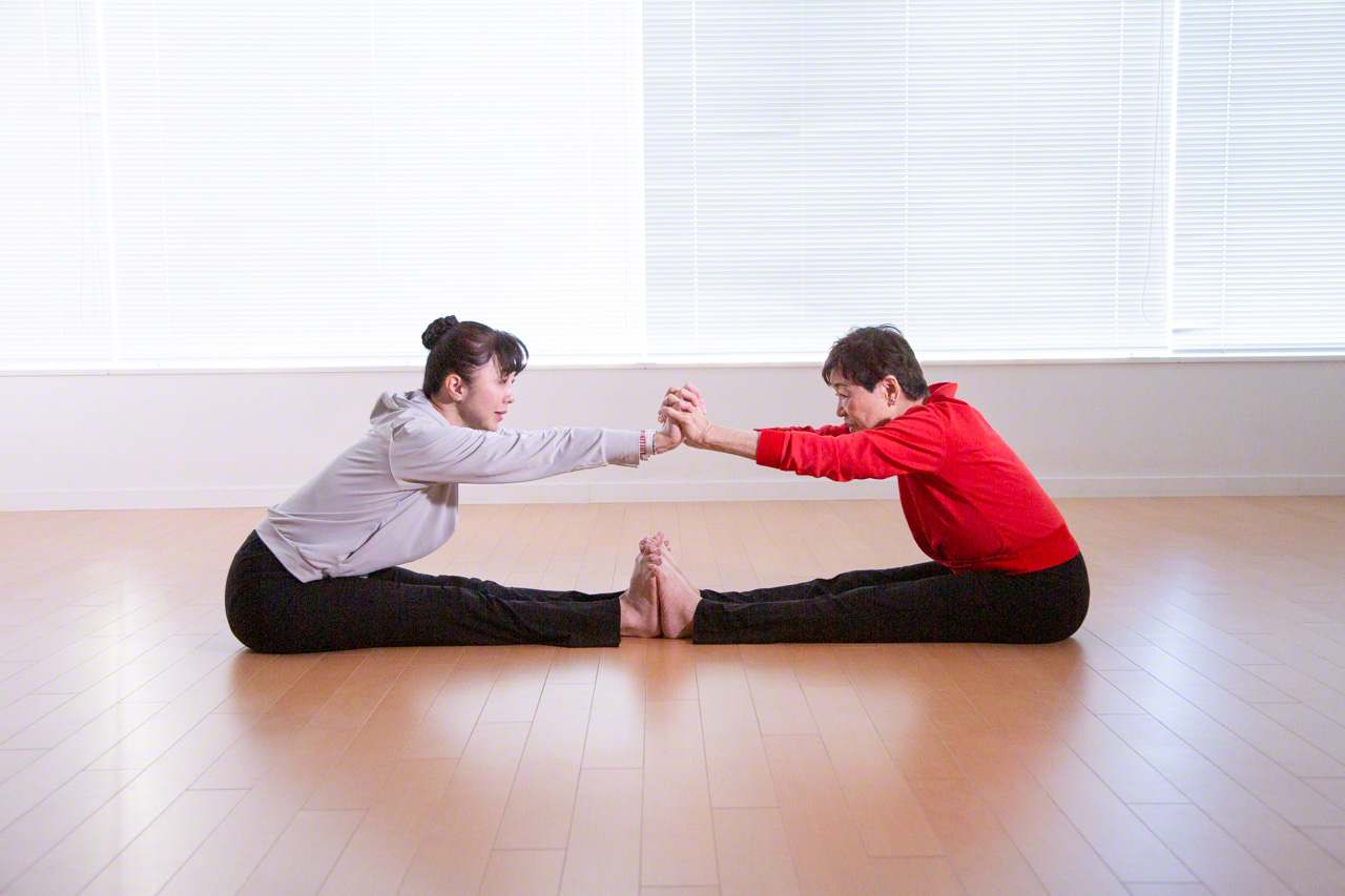 Для начала два человека садятся друг напротив друга и соединяют вместе пальцы рук и ног. Важно получить тактильное «ощущение» другого человека. (© Ониси Наруаки)