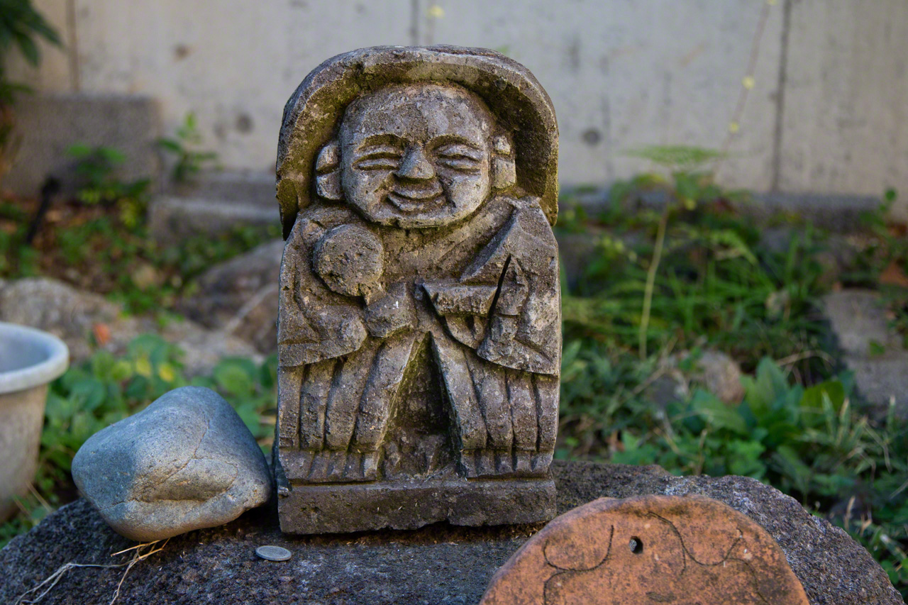 Вырезанная из камня фигурка Таноканся (божества рисовых полей Та-но ками) в саду Нагаямы (© Ониси Наруаки)