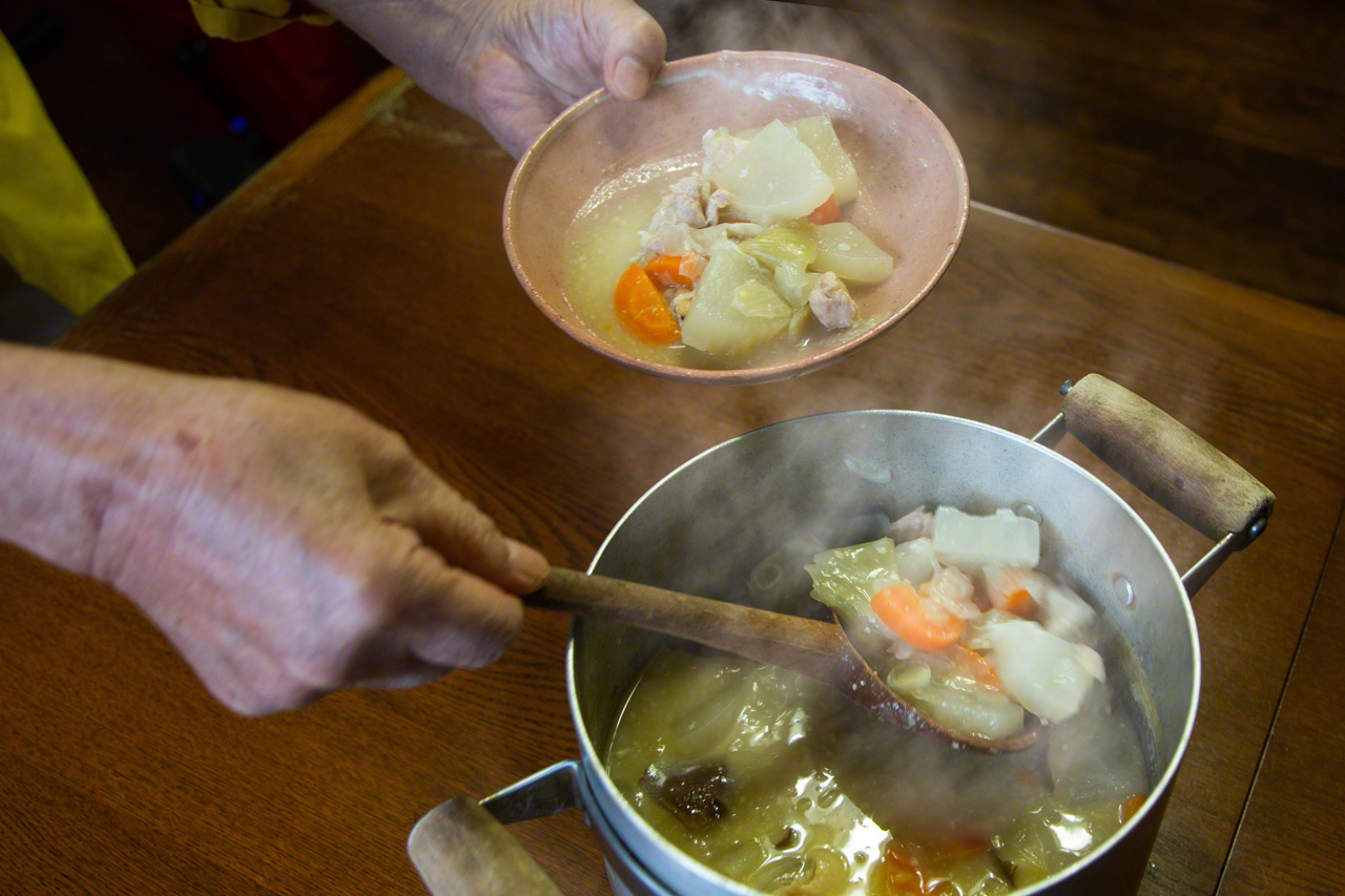 Нагаяма угощает своим хякусай набэ – заправленным мисо овощным рагу с курицей. Куриная грудка богата карнозином - антиоксидантом, который может замедлить процесс старения (© Ониси Наруаки)