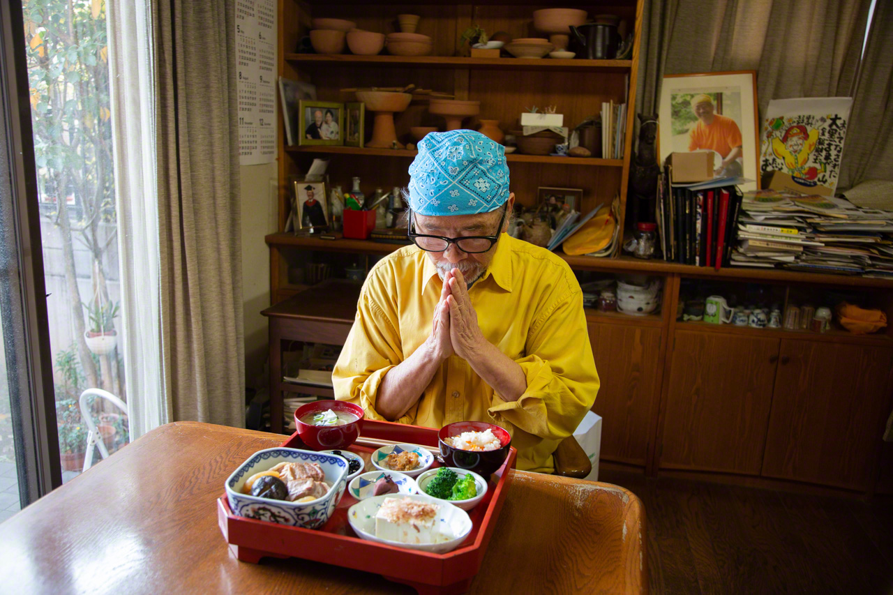 Нагаяма проповедует благодарный, осознанный прием пищи, который выражается фразой итадакимасу, обычно произносимой перед началом трапезы (© Ониси Наруаки)