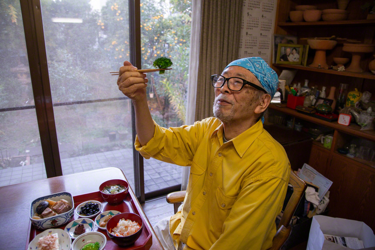Нагаяма останавливается, чтобы полюбоваться кусочком брокколи, отметив его сходство с большим деревом. Благодаря осознанному питанию блюда становятся вкуснее и полезнее (© Ониси Наруаки)